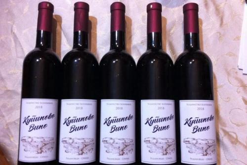 4 butelki wina siedzące obok siebie w obiekcie Rajski metoh w mieście Kosjeric