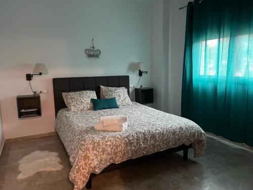 ein Schlafzimmer mit einem Bett mit einem grünen Vorhang in der Unterkunft Stelarium-Übica2 Guesthouse in Mairena del Aljarafe