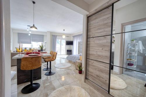 Ένα μπάνιο στο V&V Central Apartment in Pyli Vol. 2