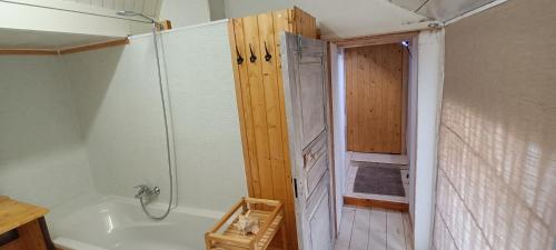 un baño con ducha y bañera en Maison-indi deluxe 3 slpk-6p, en Houffalize