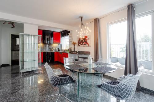 a kitchen with a glass table and chairs at Wohnung mit Dachterrasse in Mörfelden-Walldorf