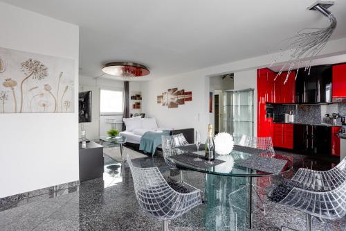 a living room with a glass table and chairs at Wohnung mit Dachterrasse in Mörfelden-Walldorf