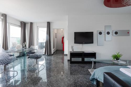 a living room with a bed and a glass table at Wohnung mit Dachterrasse in Mörfelden-Walldorf