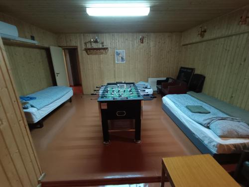 pokój z dwoma łóżkami i stołem w obiekcie Kanarbiku tuba w mieście Türi