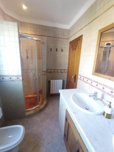 W łazience znajduje się prysznic i umywalka. w obiekcie Apartamento Valle del Guadiaro w mieście Cortes de la Frontera