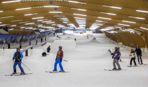 un grupo de personas esquiando en una estación de esquí en La petite halte en Godshuis