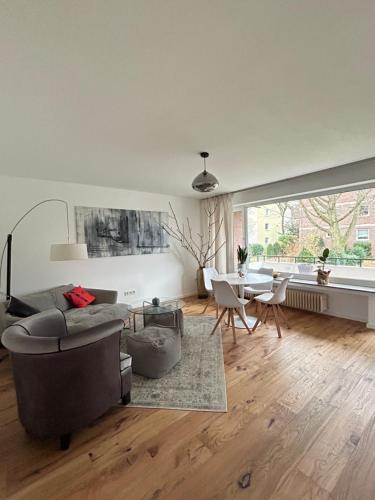 uma sala de estar com um sofá e uma mesa em Sweet Home in Meerbusch em Meerbusch