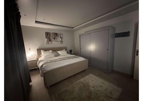 ein Schlafzimmer mit einem großen weißen Bett in einem Zimmer in der Unterkunft شقة تتكون من صالة وغرفة ومطبخ, حي النرجس in Riad