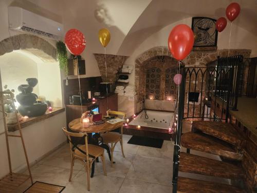 um quarto com balões, uma mesa e uma mesa de bilhar em Templars suite em Acre