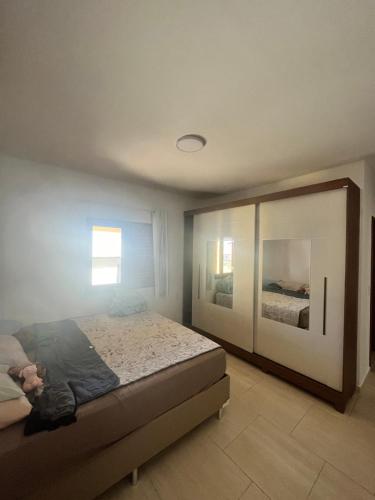 1 dormitorio con cama y ventana en Villa Amarelo, en Beberibe