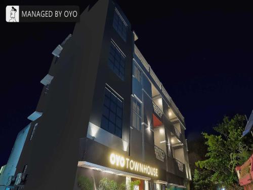 un edificio con luces encendidas por la noche en Super Townhouse Imperial Stays Lawspet, en Pondicherry