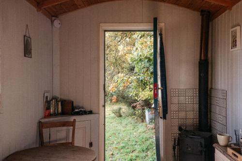 otwarte drzwi do pokoju z drzwiami do podwórza w obiekcie Beautiful, Secluded Shepherd's Hut in the National Park w mieście Rake