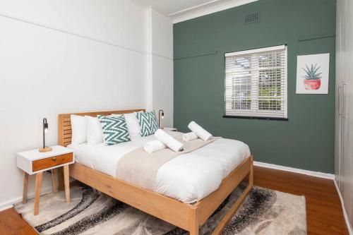 Una cama o camas en una habitación de 5 Bedroom Dutch Style Family Home in Milnerton