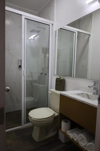 Un baño de Hotel Mado