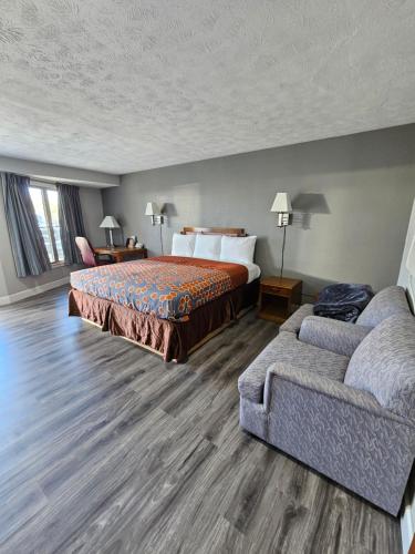 Кровать или кровати в номере Royal Inn Motel