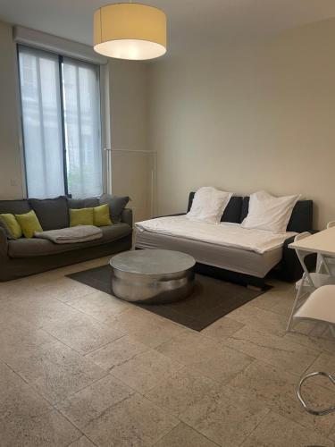 un salon avec un canapé et une table basse dans l'établissement Chemin Vert, à Paris