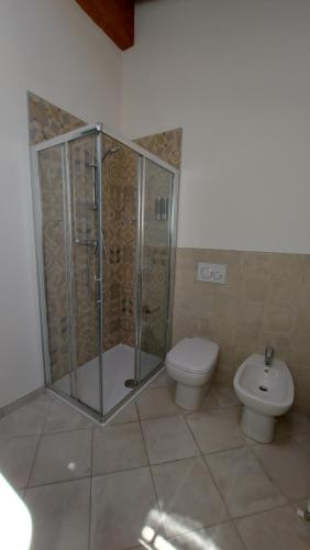 uma casa de banho com um chuveiro e um WC. em B&B Santa Croce 248 em Fanano