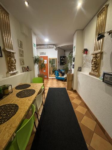 Pokój z kuchnią ze stołem i zielonymi krzesłami w obiekcie FlyFly Hostel , darmowy parking , rezerwuj przez urządzenia mobilne -10 procent we Wrocławiu