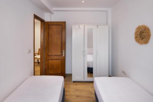 Ένα ή περισσότερα κρεβάτια σε δωμάτιο στο Peaceful Seafront Retreat in Santorini -Sonus Mare Beach Houses