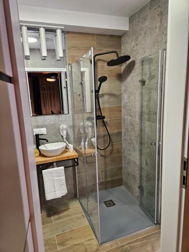 een badkamer met een douche en een wastafel bij ApartHotel Centrum - parking free in Białystok