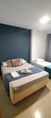 - une chambre avec 2 lits dans l'établissement Vista incrível na melhor localização da praia da costa, à Vila Velha