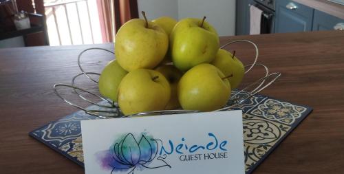 a basket of pears on a table with a sign at Vista lago Lecco - Neiade Guest house in Pescate
