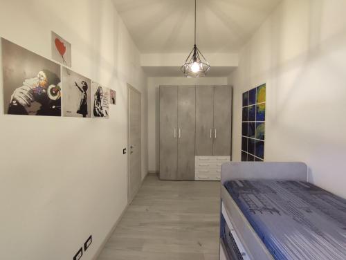 - une chambre avec un lit et un couloir dans l'établissement Appartamento vista lago, Lecco, à Pescate