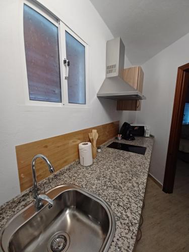 een keuken met een wastafel en een aanrecht bij Casa Diego. Algodonales (Cadiz) in Algodonales