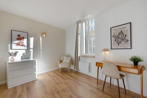 Habitación blanca con escritorio y silla en La Maison 44 - T2 - central, terrasse, garage, en Montélimar