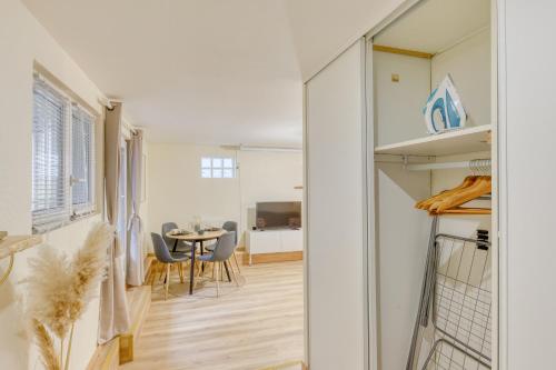 Ένα ή περισσότερα κρεβάτια σε δωμάτιο στο 2 pers home Cinéma - Serenito de Homes