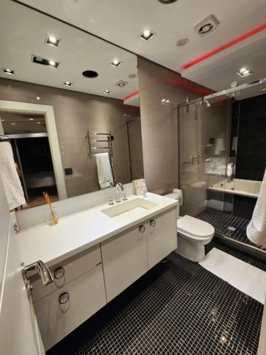 La salle de bains est pourvue d'un lavabo et de toilettes. dans l'établissement Studio no Hotel Bristol 500 - Bairro Batel, à Curitiba