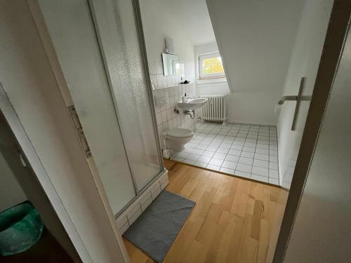 a bathroom with a toilet and a sink at MWM Gästehaus -Zimmer in Meine