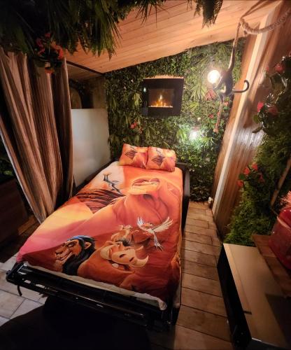 une chambre avec un lit avec une photo dessus dans l'établissement INDIANA JONES à 10 minutes du Parc Disneyland (taille chambre), à Condé-Sainte-Libiaire