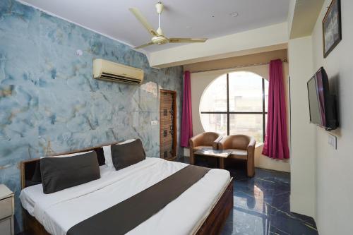 a bedroom with a large bed and a window at Super Collection O Hotel SPS in Ghaziabad