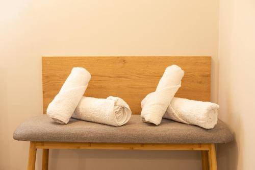 two towels sitting on top of a wooden bench at Poepoe Home Trikala in Tríkala