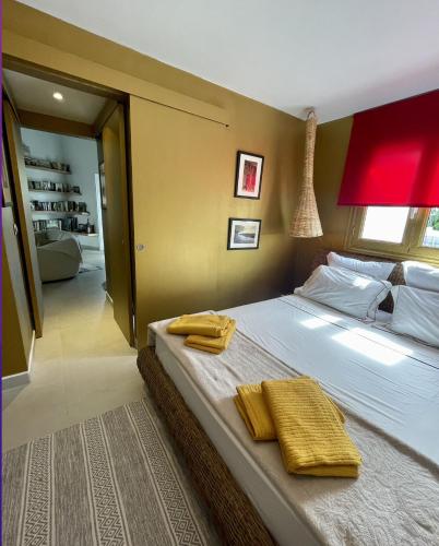 una camera da letto con un grande letto con due asciugamani sopra di Villa Tilanga a Saint-François