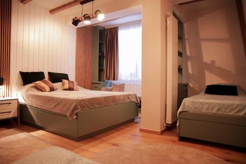 Un pat sau paturi într-o cameră la Alba Apartment