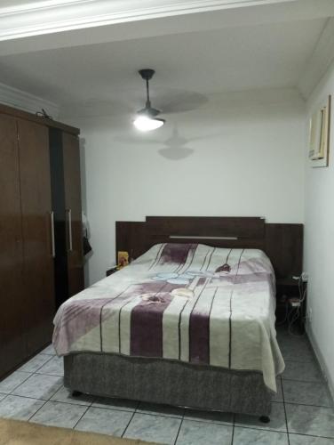Ένα ή περισσότερα κρεβάτια σε δωμάτιο στο Venha curti suas férias