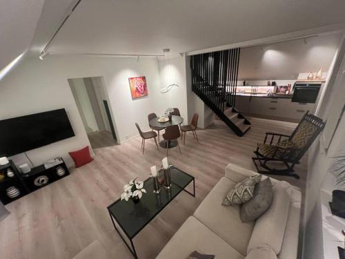 特罗姆瑟I hjertet av Nordens Paris.的客厅里有一张沙发和一张桌子。