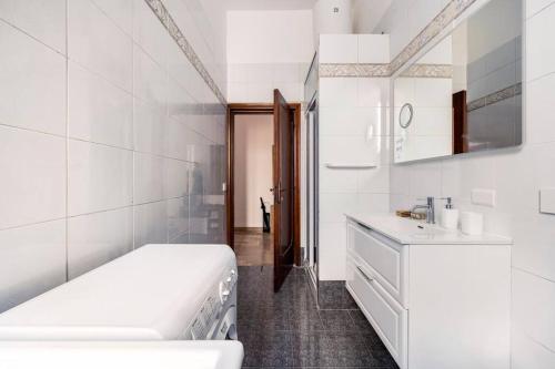 een witte badkamer met een bed en een wastafel bij Casa amoR in Trastevere in Rome