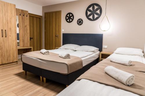 Postel nebo postele na pokoji v ubytování Dom Wczasowy U Eli - ruska bania, sauna na wyłączność