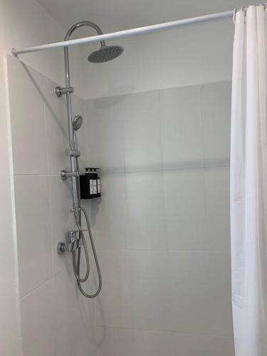 La salle de bains est pourvue d'une douche avec rideau de douche. dans l'établissement Le Havre 2 Paix, au Havre