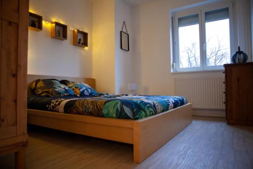 ストラスブールにあるAppartement Strasbourgの窓付きの部屋にベッド付きのベッドルーム1室があります。