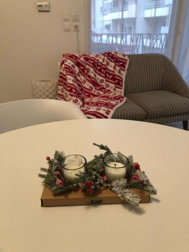 - une table avec deux bougies et des décorations de Noël dans l'établissement Le Benvegnu, à Chambéry