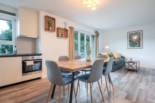 a kitchen and dining room with a table and chairs at Moderne Wohnung mit Parkplatz - Top Floor in Ostermundigen