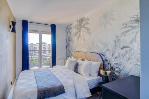 a bedroom with a bed with blue curtains and a window at Suite Harmonie, Disneyland Paris, 8 personnes in Chessy