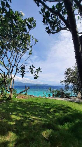 - une vue sur l'océan depuis un parc arboré dans l'établissement Bungalow Seaside Duplex, à Tunga