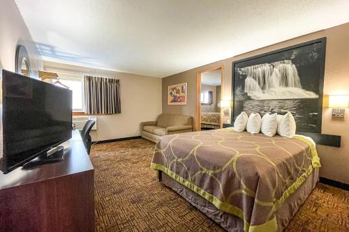 Super 8 by Wyndham Indianapolis Emerson Image