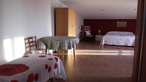 マスカリにあるEtna Sun Guest Houseのベッドルーム1室(ベッド2台、テーブル付)