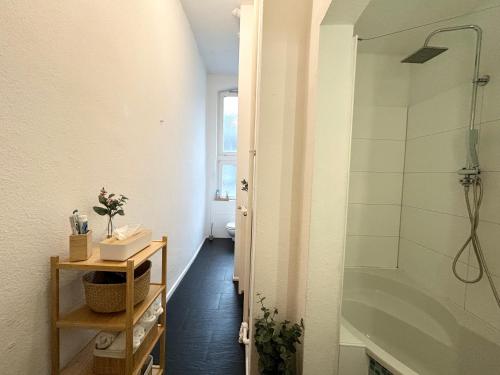 een badkamer met een douche en een bad bij IDEE Living: Traumhaftes Altbau Apartment - Balkon in Wiesbaden